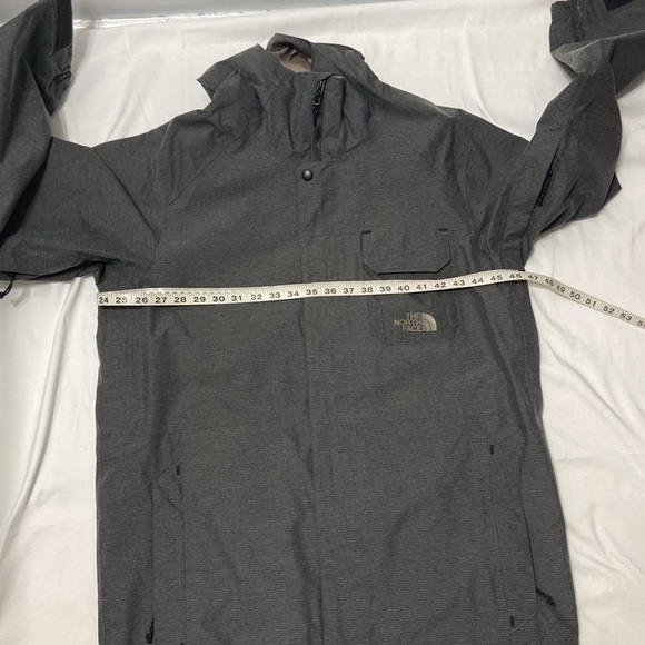 THE NORTH FACE,GREY,MEN/ HOMMES WINDBREAKER, JACKET WITH HOOD. SIZE- MEDIUM. - Picture 4 of 15